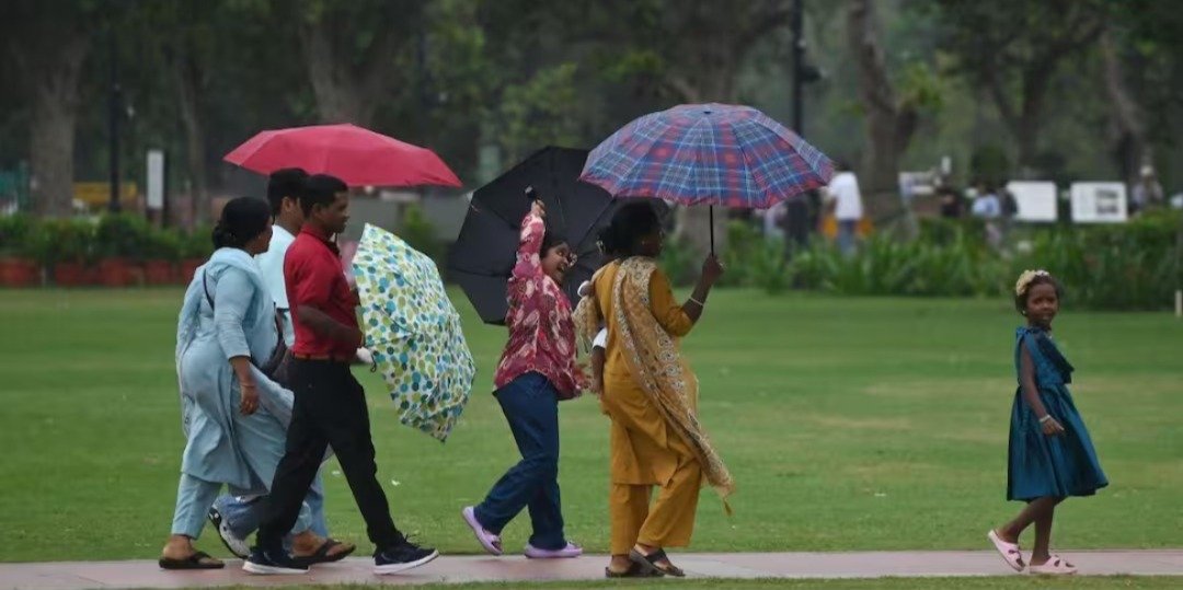 दिल्ली-UP समेत 16 राज्यों में बारिश का अलर्ट, जानें अपने शहर का मौसम