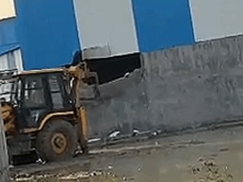 माफिया के गढ़ में बनी अवैध डेयरी पर चला बुल्डोजर:प्रयागराज में PDA अफसरों से नोकझोंक, कई थानों की फोर्स-PAC बुलाई