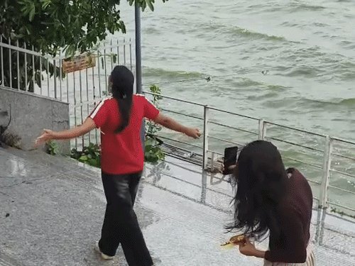 सुहावने मौसम का आनंद लेने नौका विहार पहुंचे लोग, VIDEO:फोटो खिंचवाए, भीगते हुए रील बनाई, बोले- मनाली गोरखपुर में आ गया है