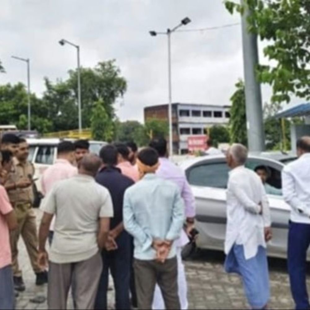 आजमगढ़ में चाय पीते समय युवक को मारी गोली:पुरानी रंजिश को लेकर हुई घटना, तलाश में जुटी पुलिस