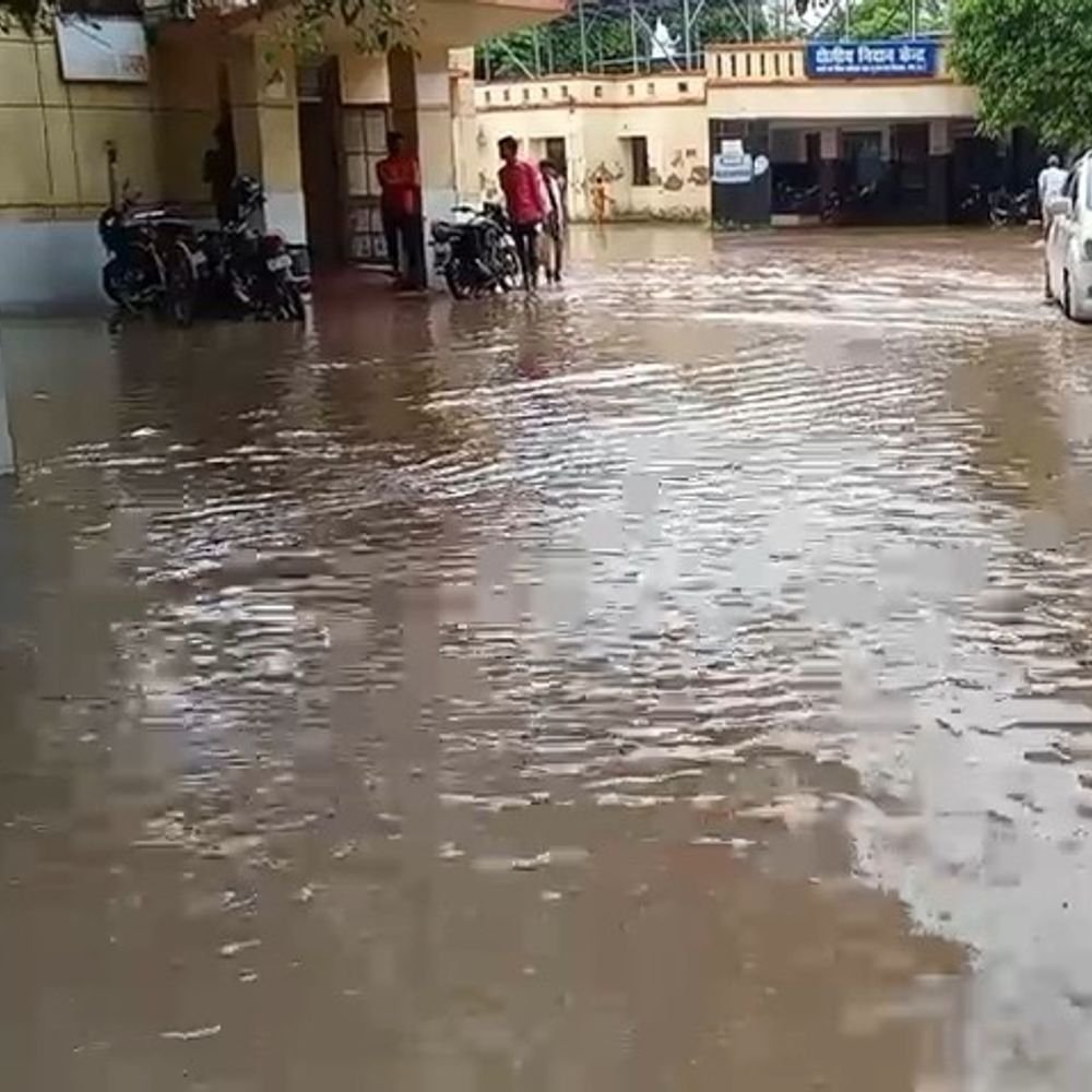 गोंडा में 47 सेमी बढ़ा घाघरा नदी का जलस्तर:60 घंटे से लगातार बारिश; 150 एमएम पानी बरसा, 50-60 किमी प्रति घंटे की रफ्तार से चल रही हवाएं