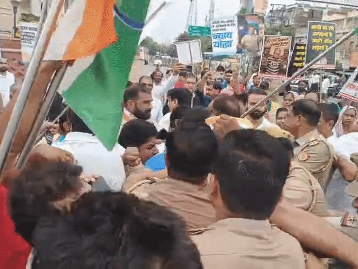 अमरोहा में मुख्य चुनाव आयुक्त को बर्खास्त करने की मांग:कांग्रेसियों ने राष्ट्रपति को ज्ञापन सौंपा, पुतला फूंकने को लेकर पुलिस से खींचतान