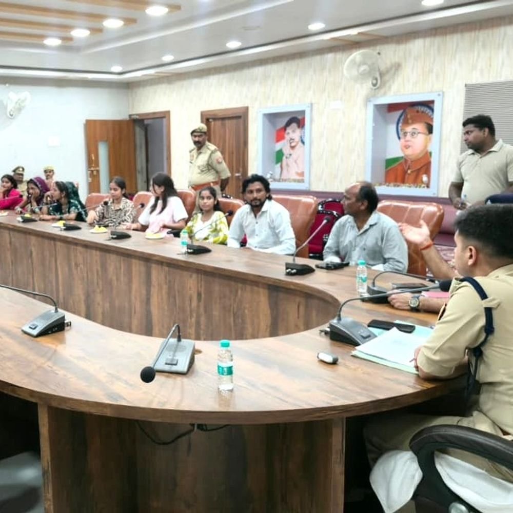 औरैया पुलिस ने सोशल मीडिया इन्फ्ल्यूएंसर्स के साथ की बैठक:फेक न्यूज रोकने और जागरूकता बढ़ाने पर दिया जोर, बेहतर संवाद पर चर्चा हुई