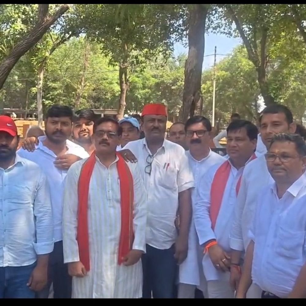 किसानों की मांगों को लेकर सपा का प्रदर्शन:कलेक्ट्रेट में कार्यकर्ताओं ने की नारेबाजी, खराब फसलों का मुआवजा देने की मांग