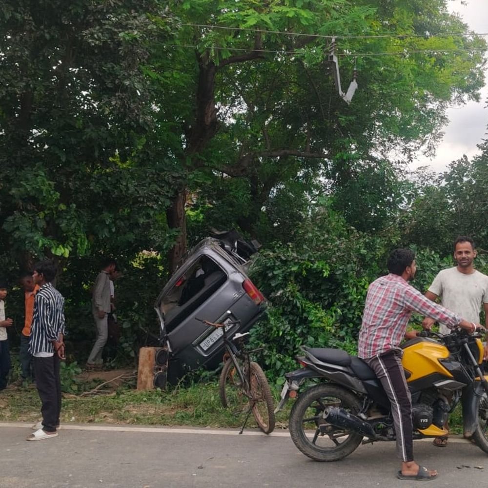 हाथरस मेला से लौटते समय ईको का एक्सीडेंट:बिजली का खंभा तोड़कर पेड़ से टकराई गाड़ी, 10 घायल