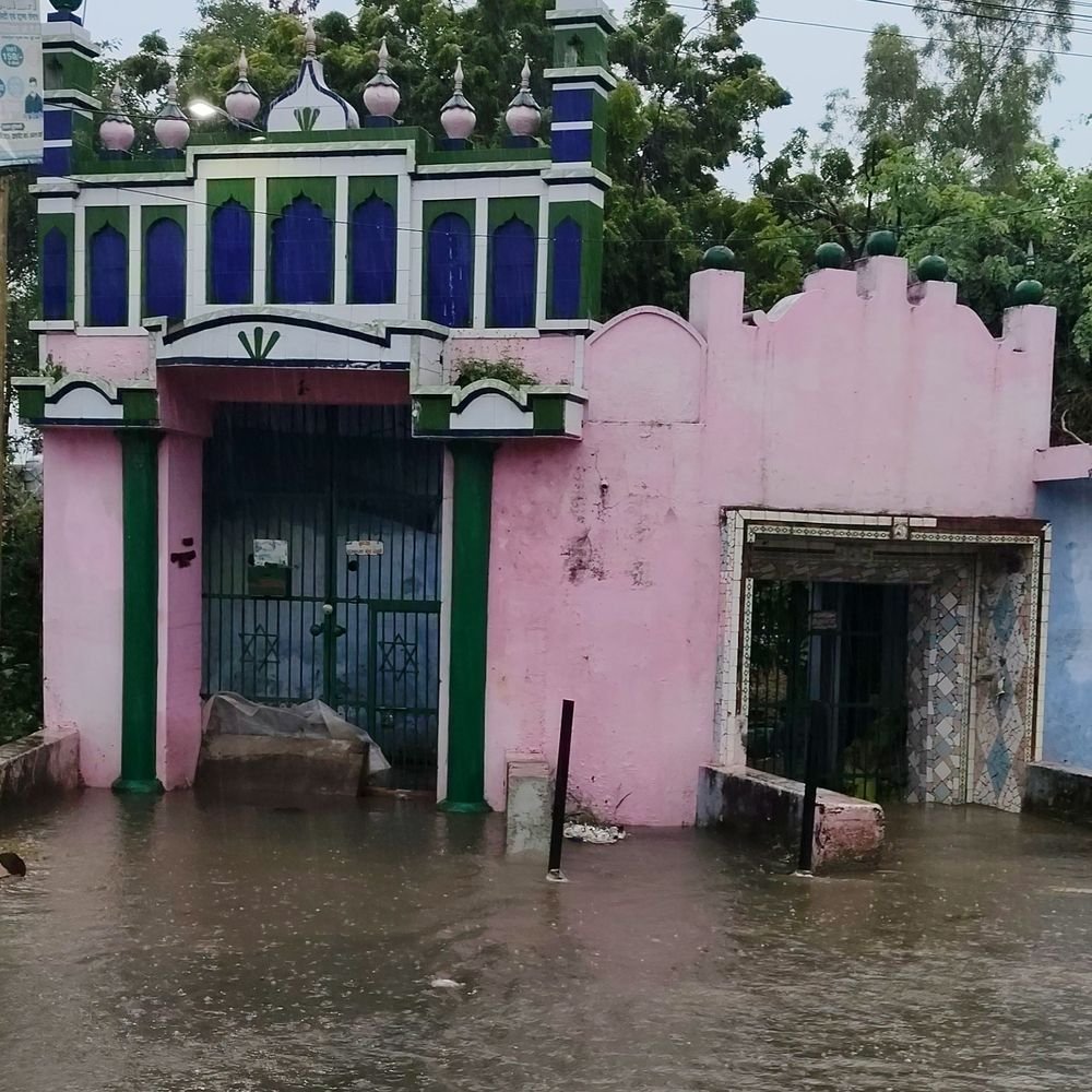 कब्रों तक पहुंचा नाले का पानी:कटरा चांद खां से कांकरिया कब्रिस्तान जाने वाले रास्ते पर जलभराव, जलनिकासी नहीं होने से लोग परेशान