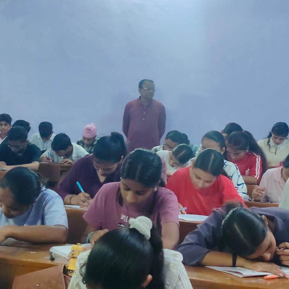 2047 के भारत पर निबंध प्रतियोगिता हुई:हिंदू मॉडल इंटर कॉलेज में 130 छात्रों ने दिखाई अपनी कल्पना