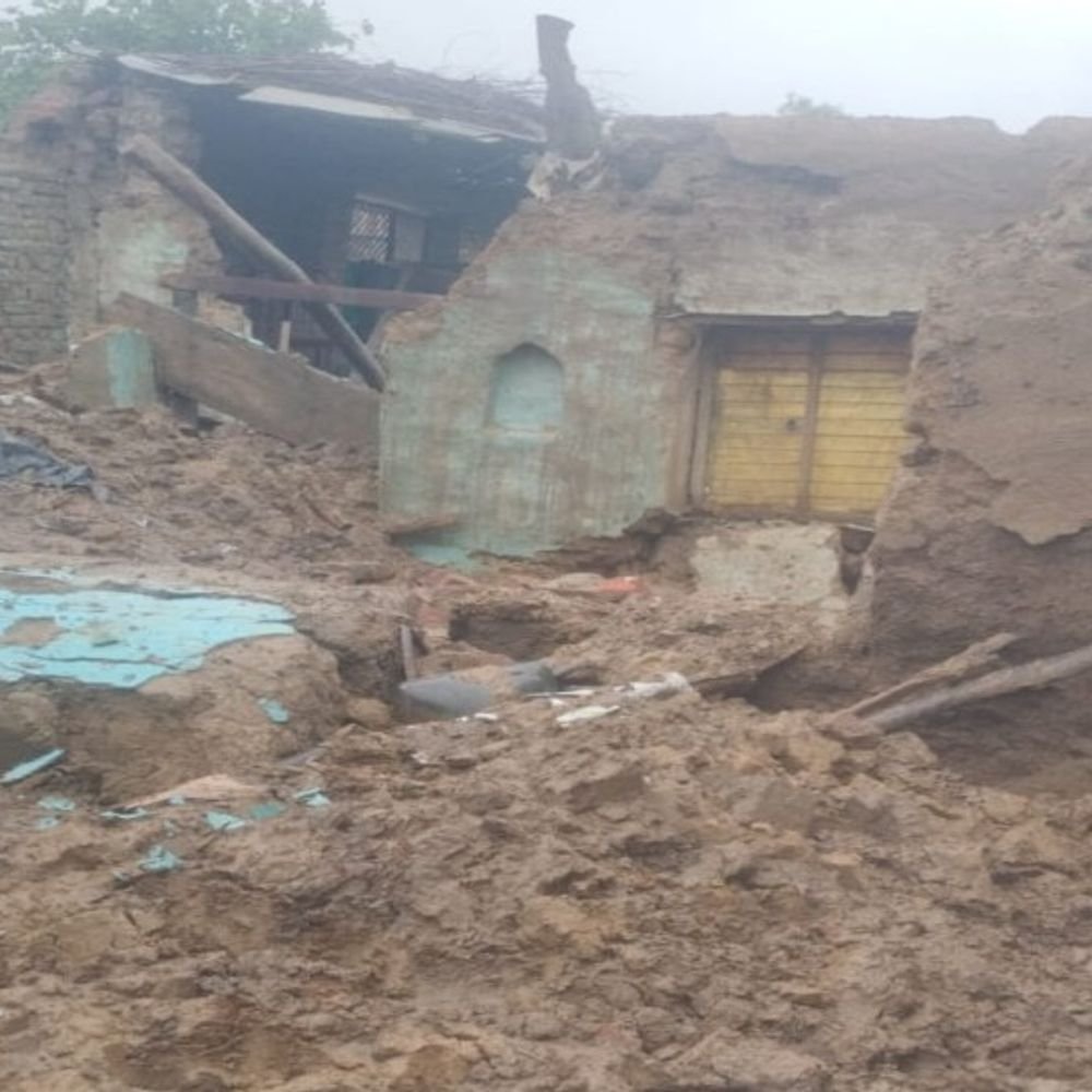 शाहजहांपुर में बारिश से 8 कच्चे मकान गिरे:पहले ही परिवार सुरक्षित जगहों पर चले गए थे, घरेलू सामान हुआ खराब