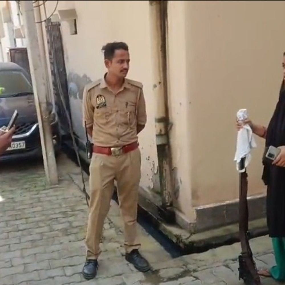 पति ने लाइसेंसी बंदूक से दो हवाई फायर किए:हरदोई में भीड़ जुटी तो बंदूक छोड़कर भागा, पुलिस ने जब्त किया