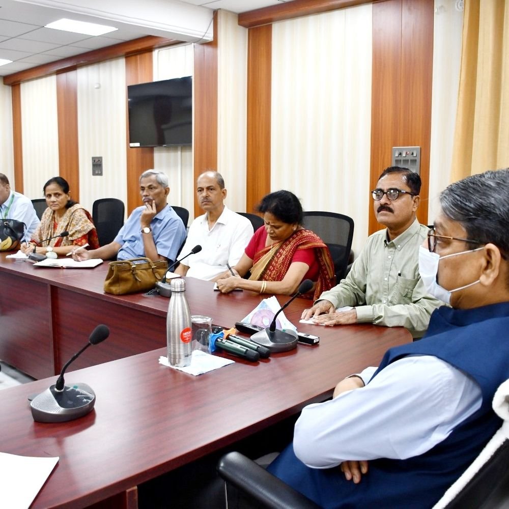 कृषि विश्वविद्यालय में कक्षाओं में मोबाइल बैन:कुलपति ने अधिकारियों संग बैठक में शैक्षणिक-प्रशासनिक कार्यों की समीक्षा की