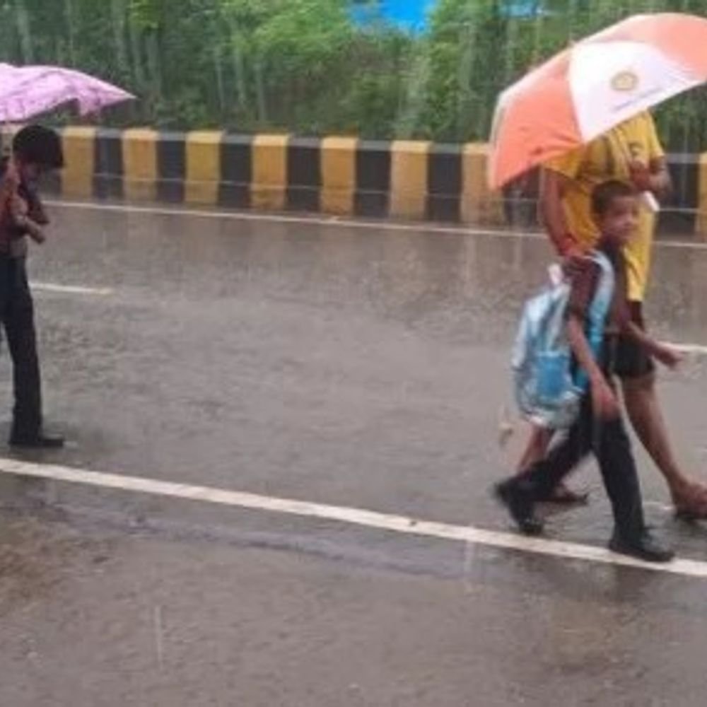 अयोध्या में भारी बारिश की चेतावनी:कक्षा 1 से 12 तक के CBSC, ICSE और UP Bord के स्कूल कल बंद