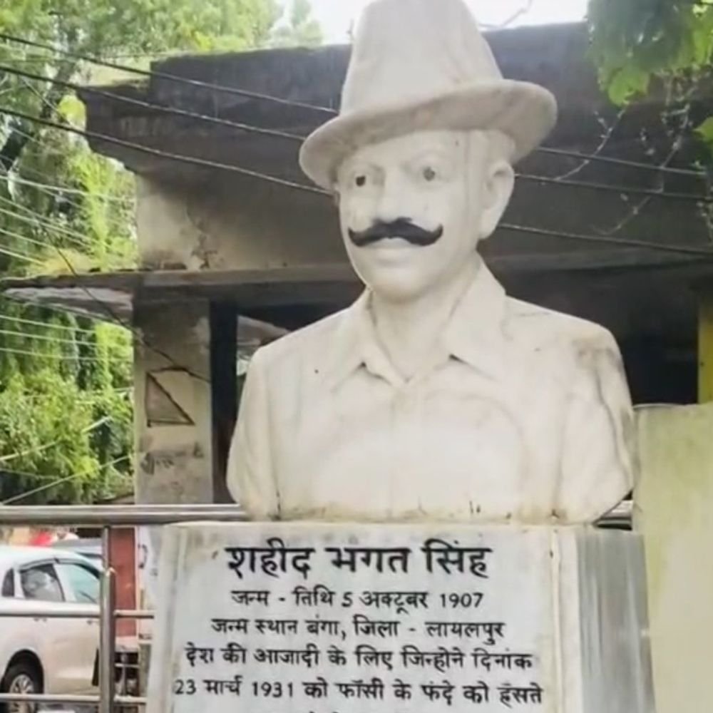 भगत सिंह पार्क की बदहाली, गलत जन्मतिथि पर छात्र नाराज:सोमवार को डीएम को सौंपेंगे ज्ञापन, बोले- शराब की दुकान से पार्क बना शराबियों का अड्डा