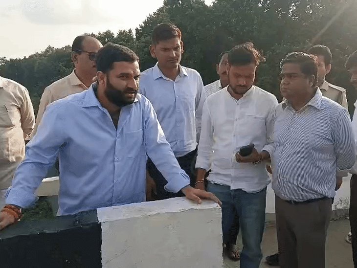 ओवरब्रिज की सड़क धंसने पर अधिकारियों पर विधायक नाराज:खीरी में बोले- जब तक यह सही नहीं होगा, सब यहीं रुकेंगे, नहीं रुके तो जूतों से सेवा की जाएगी