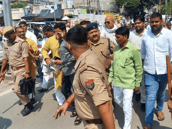 चुनाव आयोग की कार्यप्रणाली के विरोध में कांग्रेस का प्रदर्शन:अयोध्या में कांग्रेस ने निकाला विरोध मार्च, ज्ञानेश कुमार का पुतला जलाया. गिरफ्तारी की मांग की