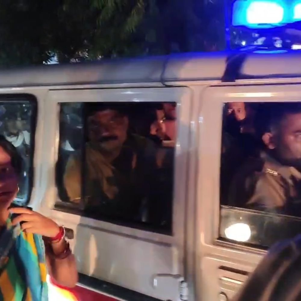 प्रेम प्रसंग में युवक को कार में बैठाने का आरोप:फिरोजाबाद में जबरन ले जाने पर हंगामा, शोर सुनकर जुटे लोग; प्रेम प्रसंग से जुड़ा मामला