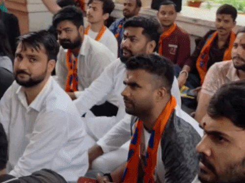 BHU में केन्द्रीय कार्यालय के बाहर ABVP ने पढ़ा सुंदरकांड:3 दिनों से जारी है अनिश्चितकालीन धरना,बोले-विश्वविद्यालय प्रशासन बना रही दबाव