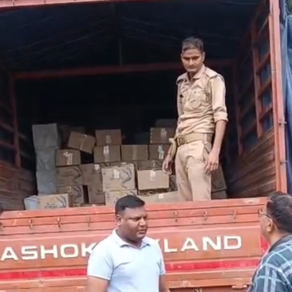 मेरठ में 300 अवैध शराब पेटी के साथ तस्कर गिरफ्तार:चंडीगढ़ से बिहार ले जा रहा था, पुलिस खंगाल रही सप्लाई नेटवर्क