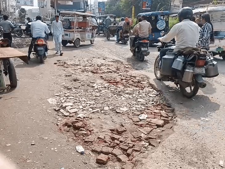 स्मार्ट सिटी बरेली में सड़कों पर गड्ढों का राज:हादसों में गिर रहीं बाइकें और ऑटो, अनदेखी से सांस और अस्थमा के मरीज बढ़े