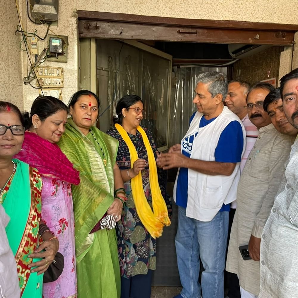 हापुड़ में भाजपा जिला अध्यक्ष कविता मादरे का स्वागत:MLC स्नातक चुनाव पर चर्चा हुई, कार्यकर्ताओं ने ज्यादा वोट डलवाने का संकल्प लिया
