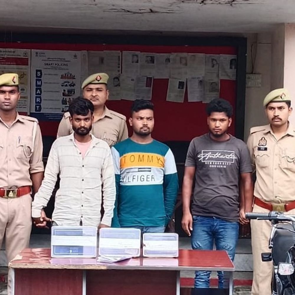 लखीमपुर में महिला से चेन लूट का खुलासा, तीन गिरफ्तार:दो ने छीनी चेन, तीसरे ने खरीदा माल; चेन, मोबाइल और बाइक बरामद