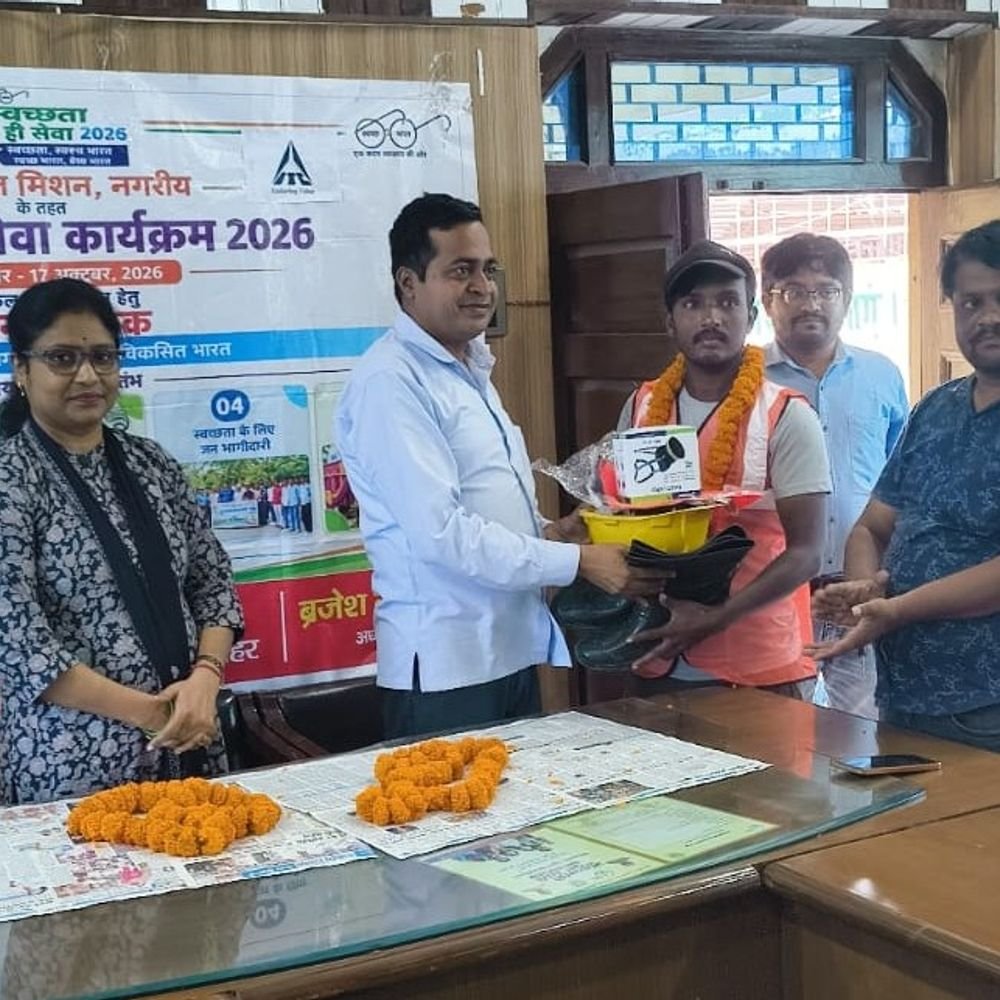 अनूपशहर में सफाई मित्र सम्मान समारोह:सफाई मित्रों को पीपीई किट दी, पुष्प माला पहनाई