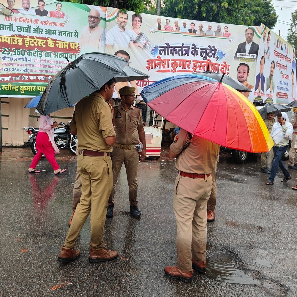 लखनऊ में कांग्रेस का चुनाव आयुक्त के खिलाफ प्रदर्शन:कार्यालय के बाहर लगा पोस्टर लोकतंत्र के लुटेरे ज्ञानेश कुमार इस्तीफा दो 4 लेयर बैरिकेडिंग लगाई गई