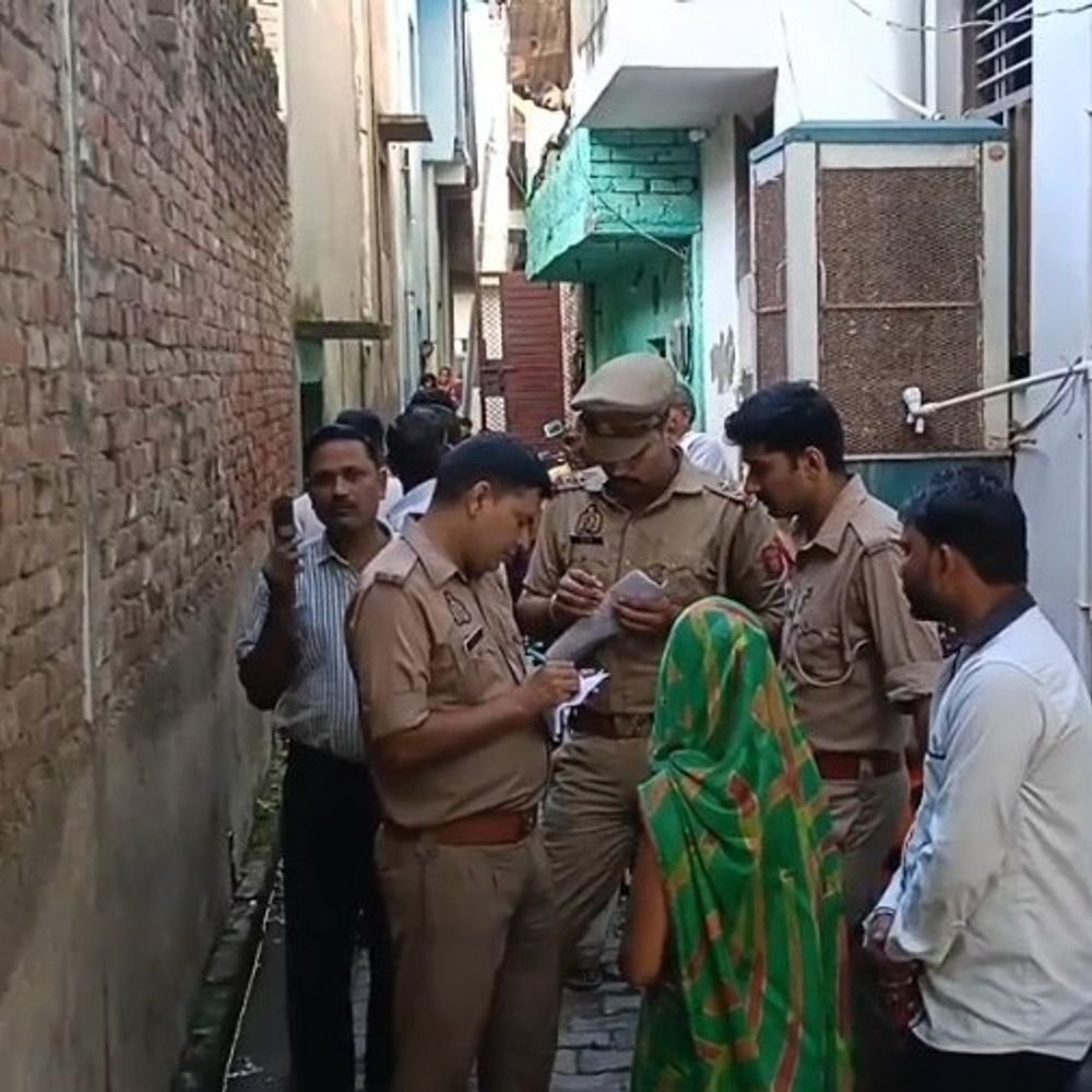 वॉर्शन के बाद विवाहिता की हालत बिगड़ी:आगरा किया रेफर, परिजनों ने काटा हंगामा, बच्चादानी फटने का आरोप