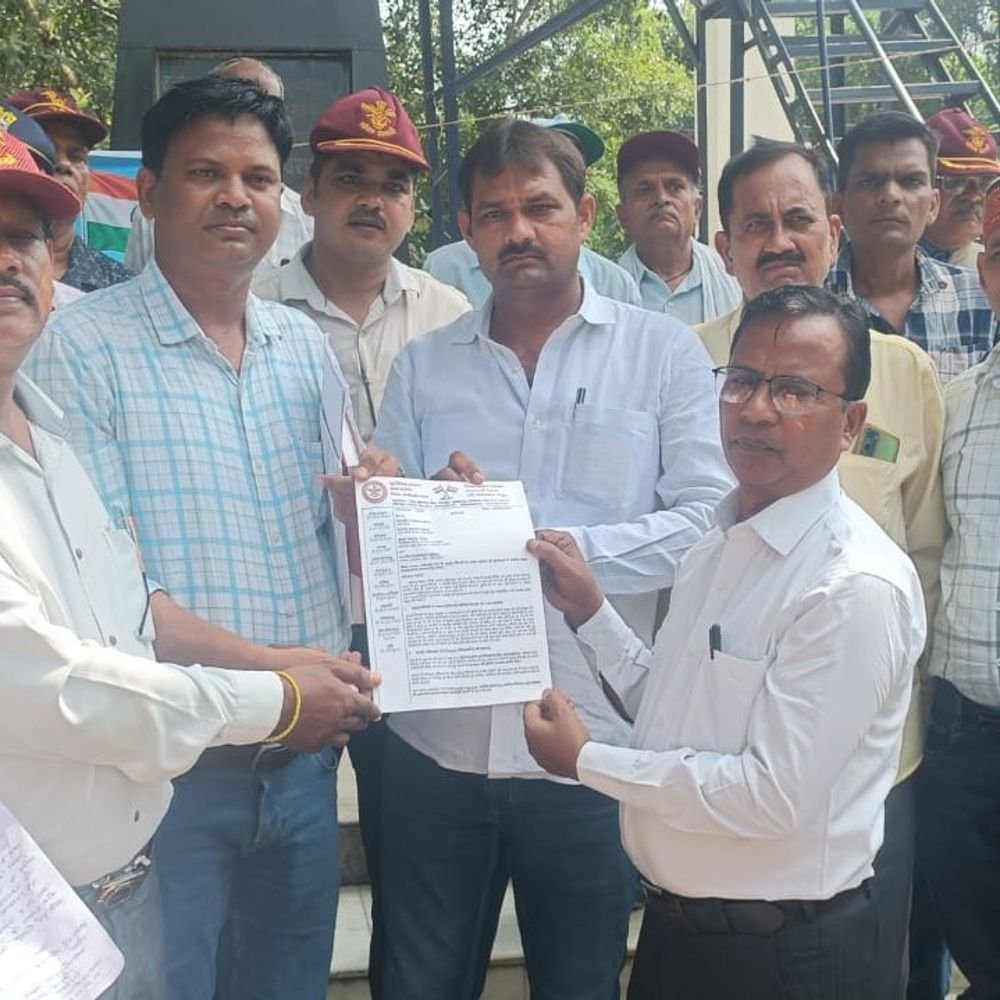 पूर्व सैनिकों ने समस्याओं के समाधान की मांग की:अम्बेडकरनगर में शस्त्र लाइसेंस नवीनीकरण, पॉलीक्लीनिक, कैंटीन और आरक्षण समेत 6 मांगें रखीं