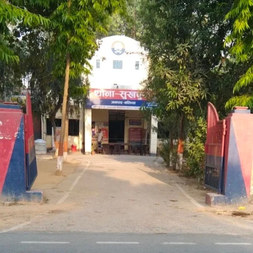 बलिया में बाबू 10 हजार की रिश्वत लेते गिरफ्तार:आंगनबाड़ी सहायिका की नियुक्ति और वेतन के नाम पर पैसे मांगने का आरोप, टीम ने बिछाया जाल