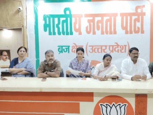 मुख्य चुनाव आयुक्त के घर प्रदर्शन पर भड़की भाजपा:कहा, परिवार में भय पैदा करने वालों पर कड़ी कार्रवाई हो