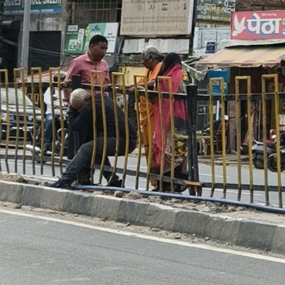 शॉर्टकट के लिए हाईवे पार कर रहे लोग, एक की-मौत:एक माह पहले ट्रोला की चपेट में आने से 42 वर्षीय संजय निषाद की हुई थी मौत