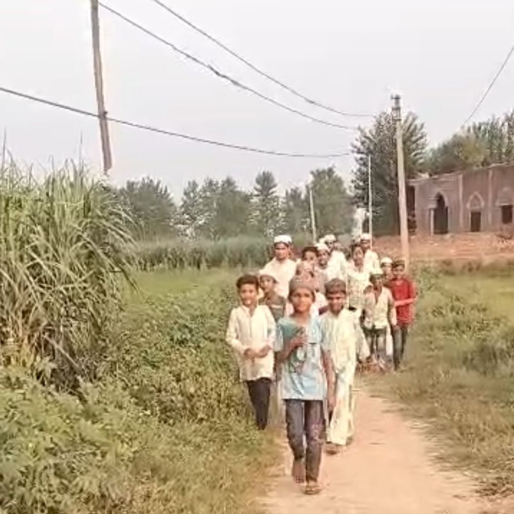 बागपत में नीचे लटक रही जर्जर बिजली लाइन:स्कूली बच्चों की सुरक्षा को लेकर चिंता, ग्रामीणों ने जल्द समाधान की मांग की