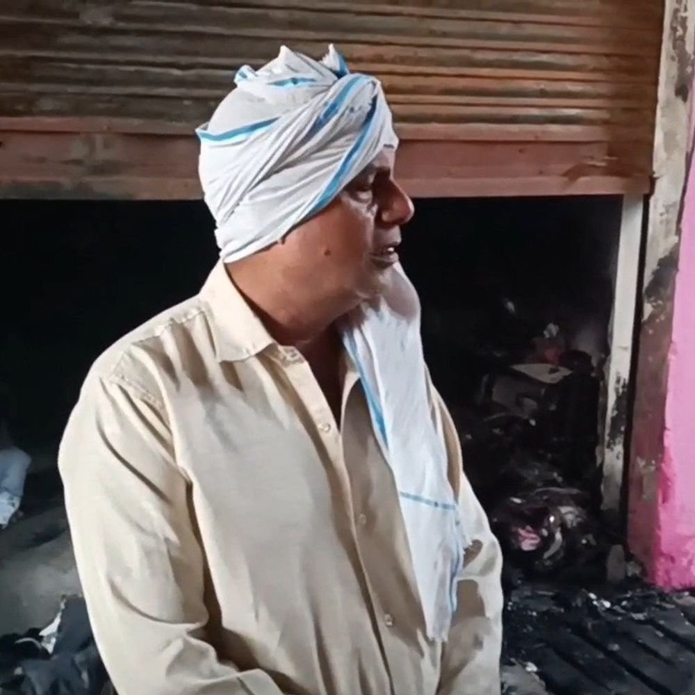 इटावा रेडीमेड कपड़ों व साड़ी की दुकान में आग:शॉर्ट सर्किट के चलते लगी आग, 30 लाख का माल जलकर राख