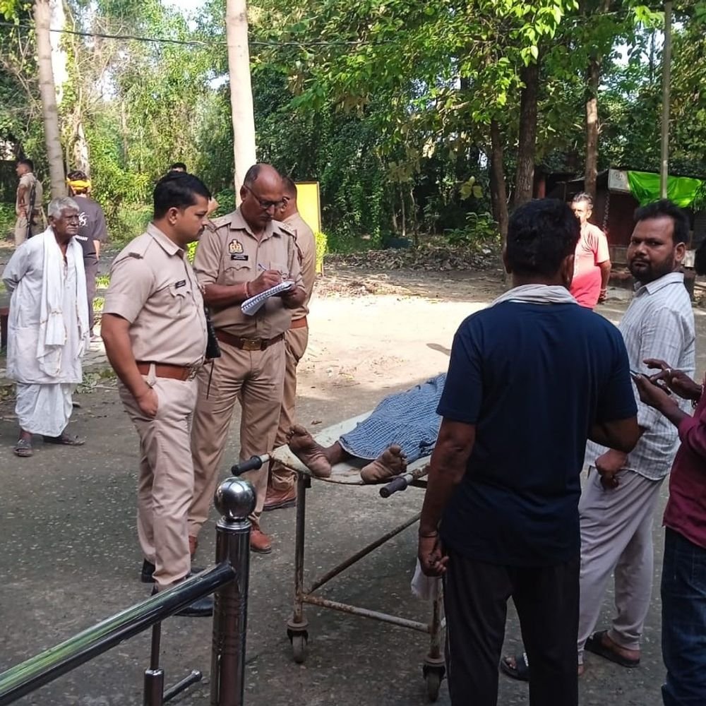 खेत से लौटते समय बुजुर्ग को वाहन ने कुचला, मौत:मऊ में धान के खेत की निगरानी करने गए थे, दिल्ली में है इकलौता बेटा