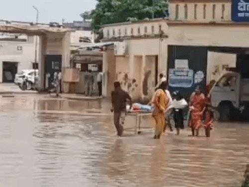 गोंडा मेडिकल कॉलेज में 30 घंटे की बारिश से जलभराव:मरीज स्ट्रेचर लेकर पानी से गुजरने को मजबूर, पर्चा काउंटर से जांच केंद्र तक भरा पानी