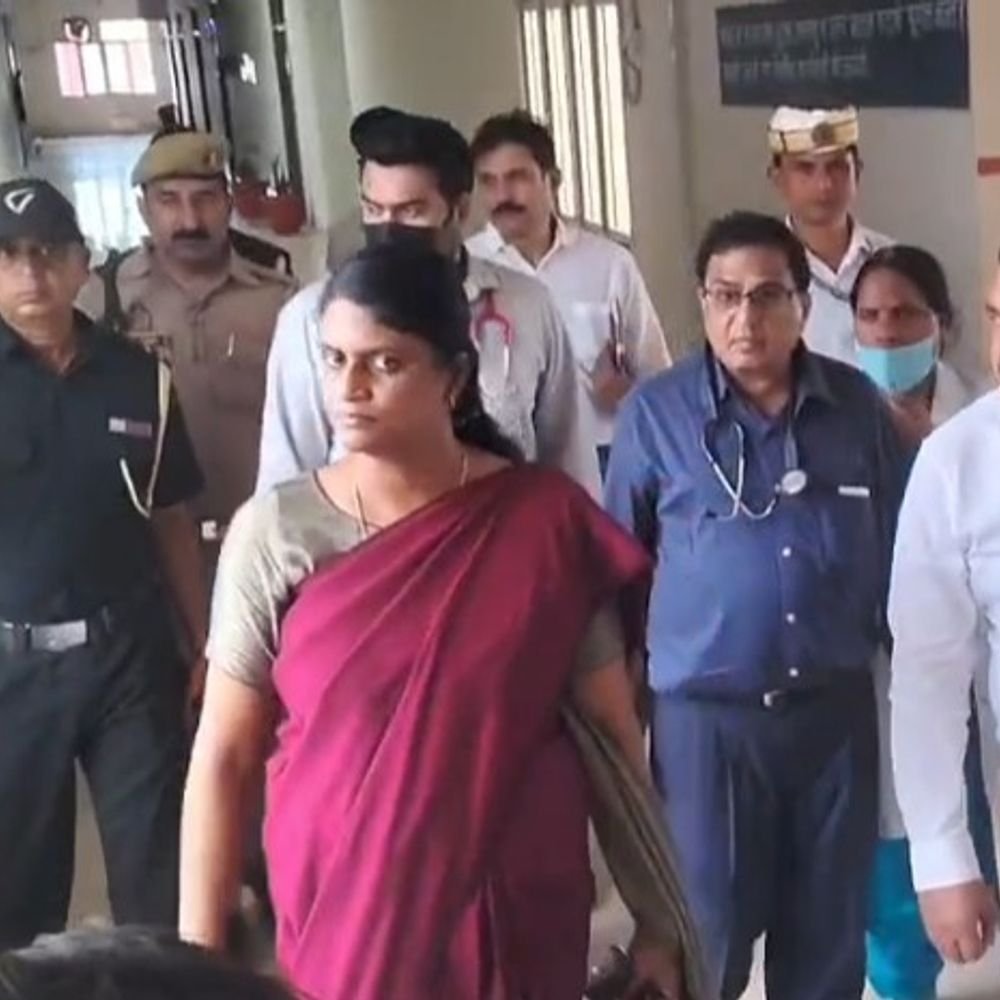 एटा मेडिकल कॉलेज में डीएम का निरीक्षण:सर्जरी वार्ड में मिलीं सफाई की कमियां, सुधार के दिए निर्देश; मरीजों से लिया फीडबैक