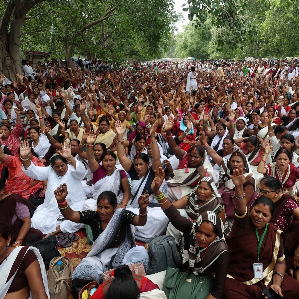 लखनऊ में जुटी आशा वर्कर्स का छलका दर्द:बोली - 4 हजार में घर चला पाना संभव नहीं, सरकार गिरने कि दी धमकी