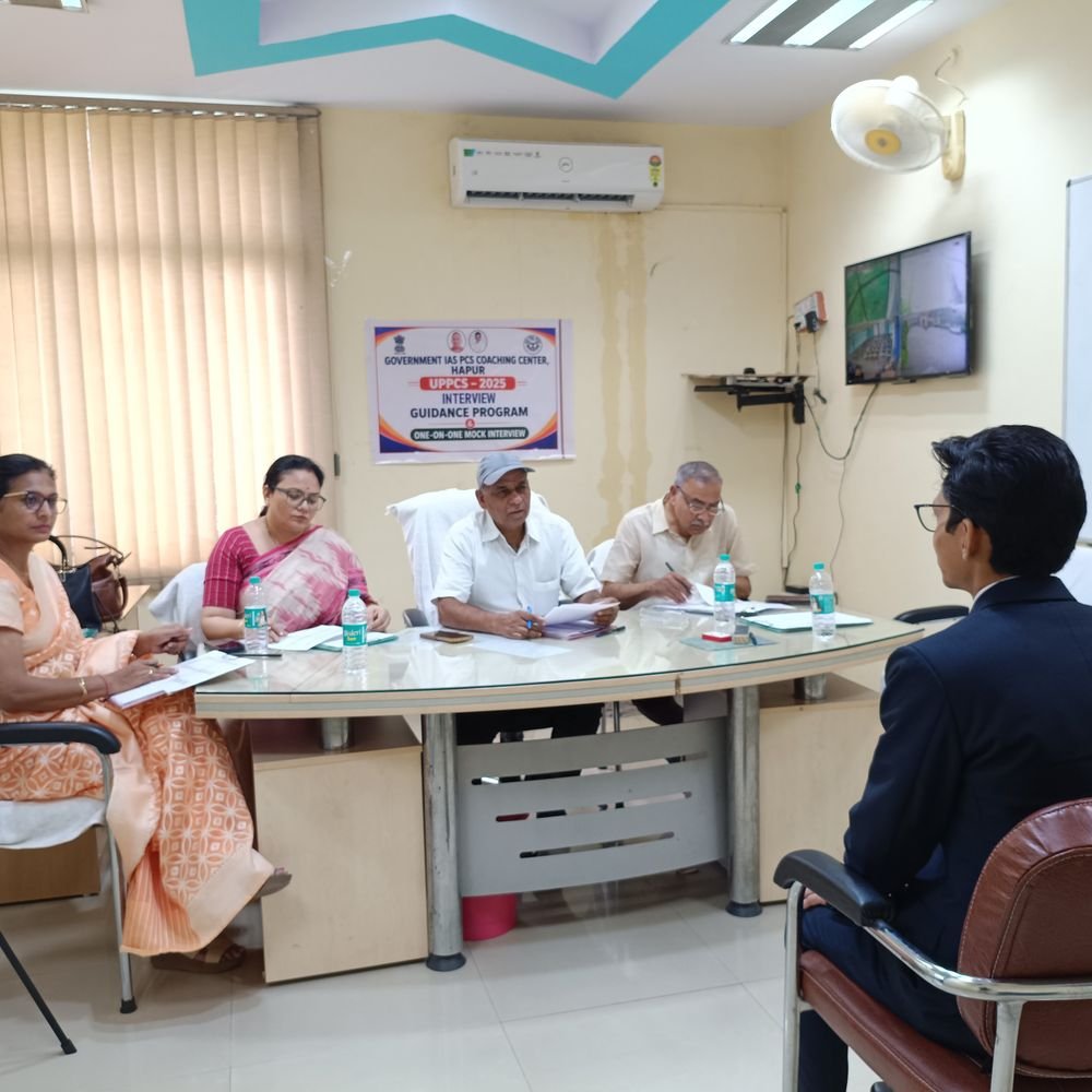 यूपीपीसीएस मुख्य परीक्षा सफल अभ्यर्थियों का हापुड़ में मॉक इंटरव्यू:विशेषज्ञों ने दिए साक्षात्कार के टिप्स, कमियां पहचानने में मिली मदद
