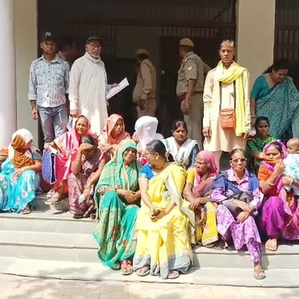 मथुरा में कांशीराम कॉलोनीवासियों को उजाड़ने का आरोप:भाकपा माले ने डीएम से लगाई गुहार, भू-माफिया पर भी आरोप