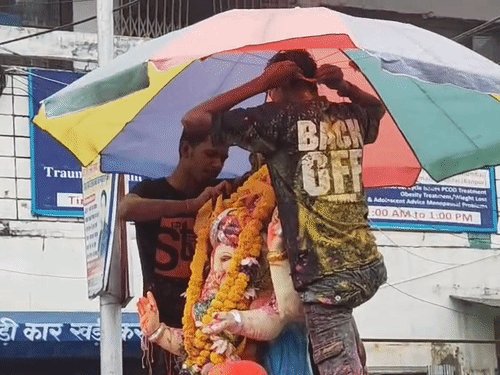 कानपुर में छाता लगाकर निकले भगवान गणेश:बारिश में विसर्जन के लिए घाटों तक प्रतिमा पर छतरी लगाए खड़े रहे भक्त, बोले- भीगने नही देंगे