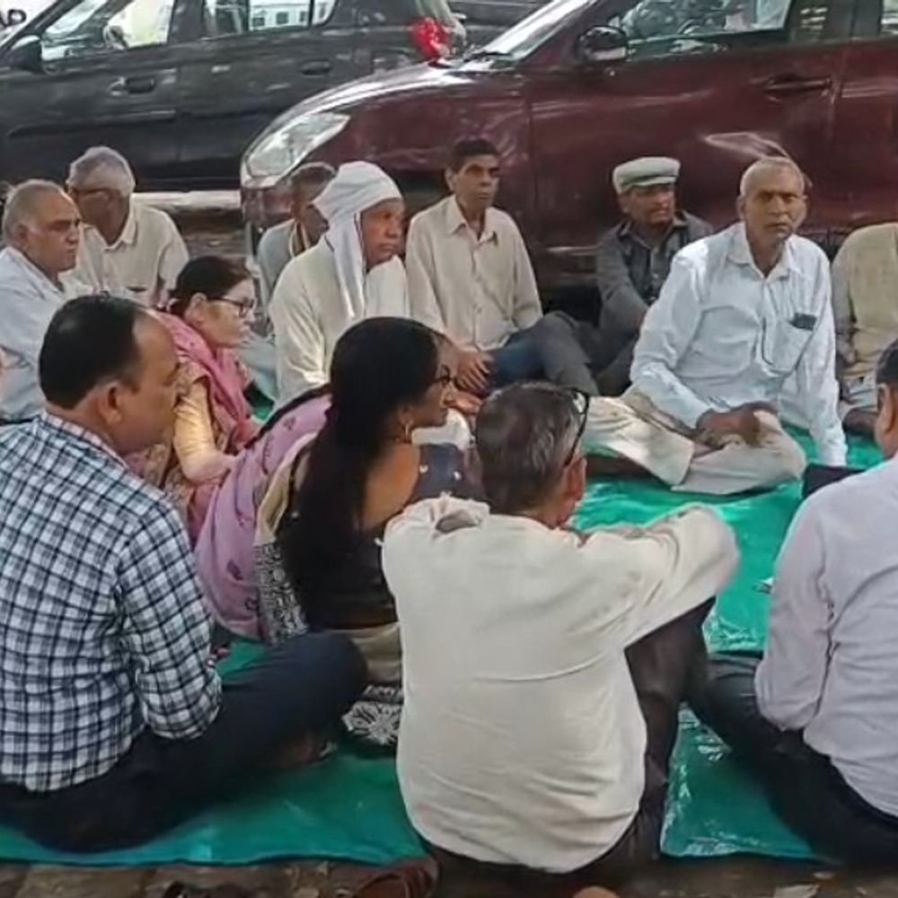 एटा में पेंशनरों ने 12 मांगों को लेकर प्रदर्शन किया:प्रधानमंत्री और मुख्यमंत्री के नाम ज्ञापन अतिरिक्त उपजिलाधिकारी को सौंपा