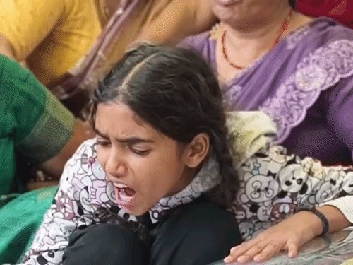 कानपुर में हाईटेंशन लाइन के करंट से चाचा-भतीजे की मौत:3 घंटे से हंगामा; बेटी शव से चिपककर चीखती रही, पत्नी बेसुध हुई