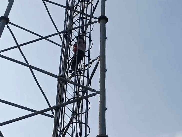 लखीमपुर में 100 फीट ऊंचे टॉवर पर चढ़ी किशोरी:प्रेमी को जेल से रिहा कराने पर अड़ी, पुलिस के समझाने पर उतरी