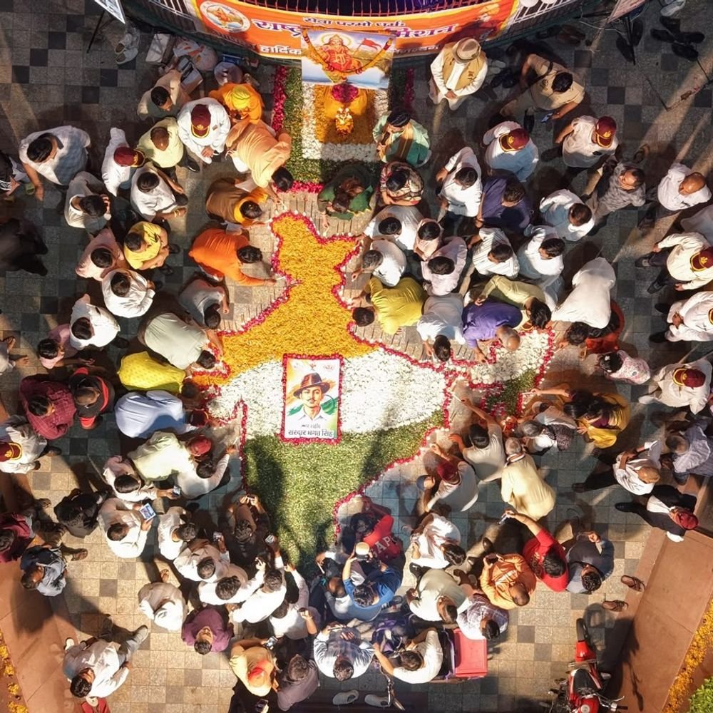 बुलंदशहर में भगत सिंह की जयंती मनाई:1100 दीप जलाकर दी गई श्रद्धांजलि, भारत का विशाल मानचित्र उकेरकर नमन किया