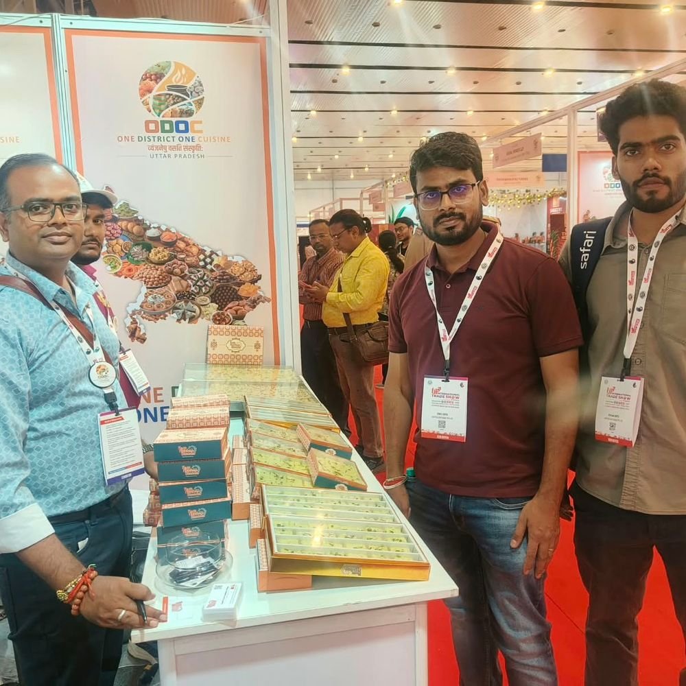 ट्रेड शो में मूंज हस्तशिल्प और स्थानीय व्यंजनों की धूम:बलरामपुर में नारियल की बर्फी और चाट बने आकर्षण