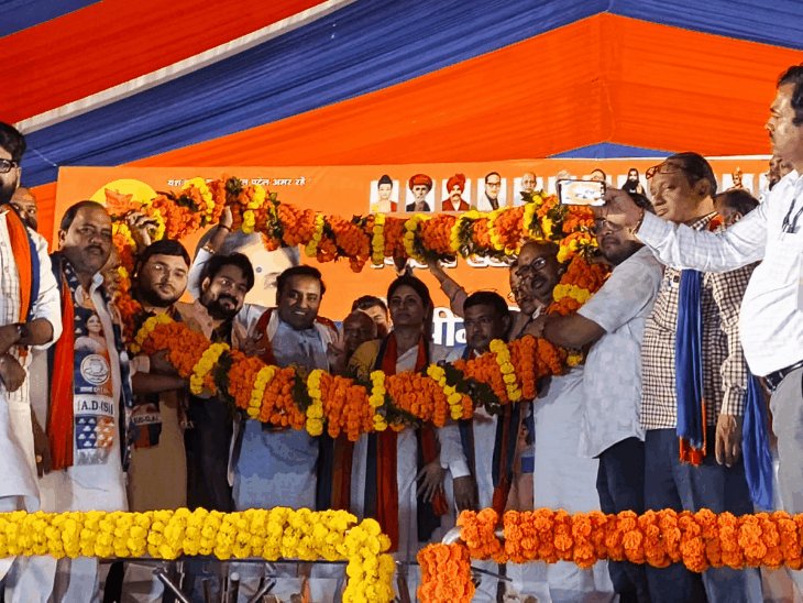 बारिश में अपना दल (एस) की रैली में भारी भीड़:सरोज कुरील बोलीं- सेवक बनकर काम किया; अनुप्रिया ने कहा- 2027 में मिलकर चुनाव लड़ेंगे