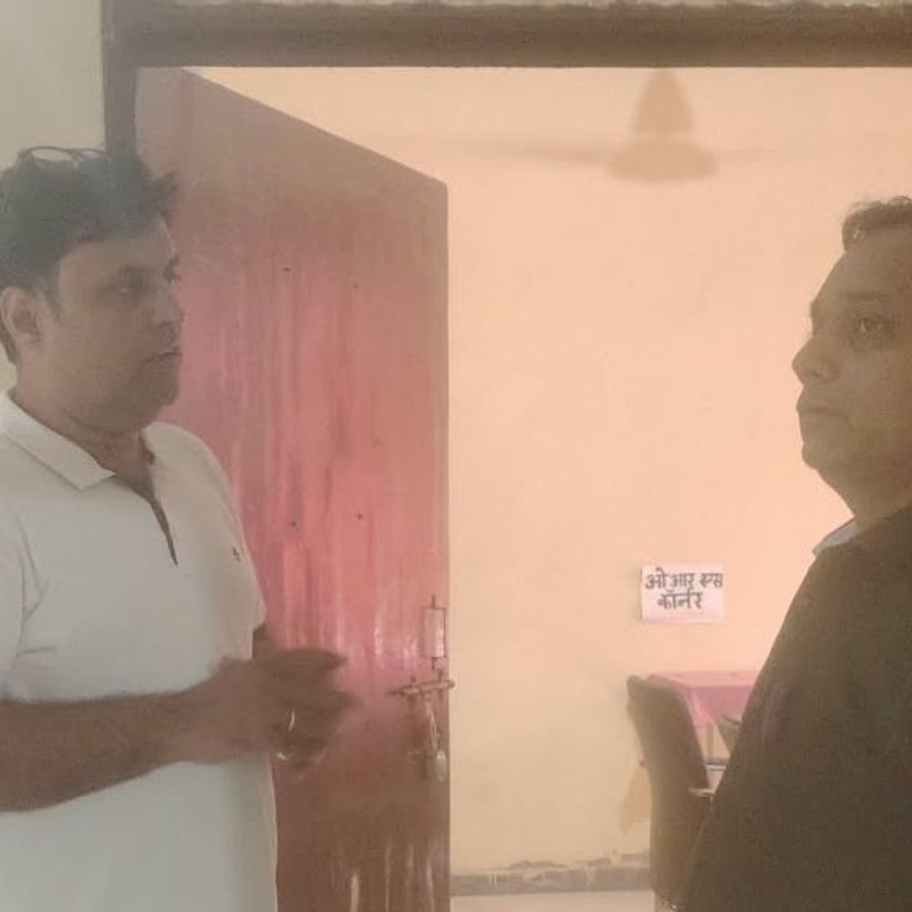 हाथरस में सीएमओ ने स्वास्थ्य केंद्रों का किया औचक निरीक्षण:लैब टेक्नीशियन और सफाईकर्मी की तैनाती के निर्देश