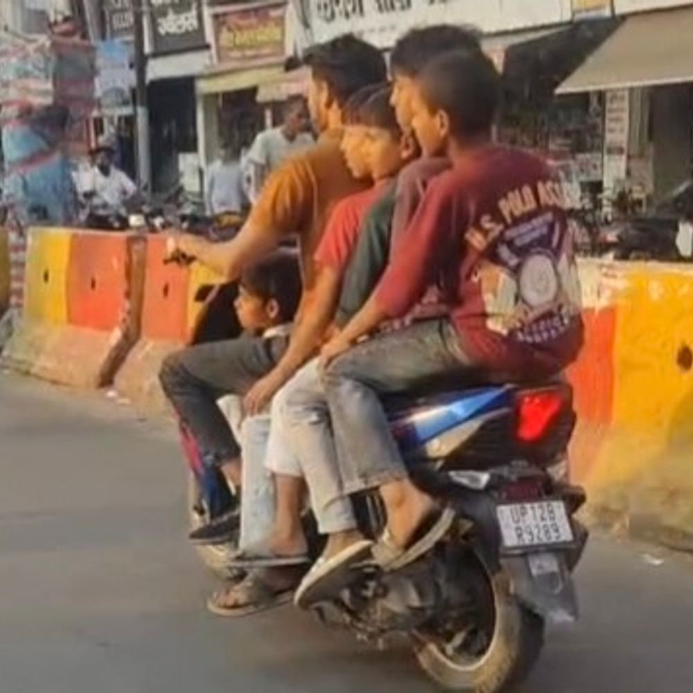 एक स्कूटी पर 6 सवार, ट्रैफिक-पुलिस के सामने से निकले:मुजफ्फरनगर के मीनाक्षी चौक से शिव चौक होते हुए नावल्टी चौक गए, ट्रैफिक चेकिंग पर उठे सवाल