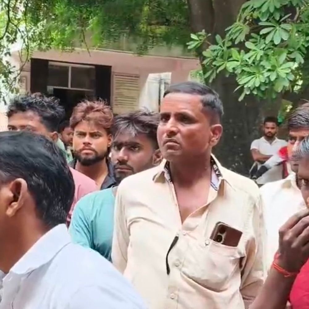 कौशांबी मेडिकल कॉलेज में महिला की मौत:नर्सों के प्रदर्शन के दौरान तबीयत बिगड़ने का आरोप, CMS बोले- पॉइजनिंग से हुई मौत