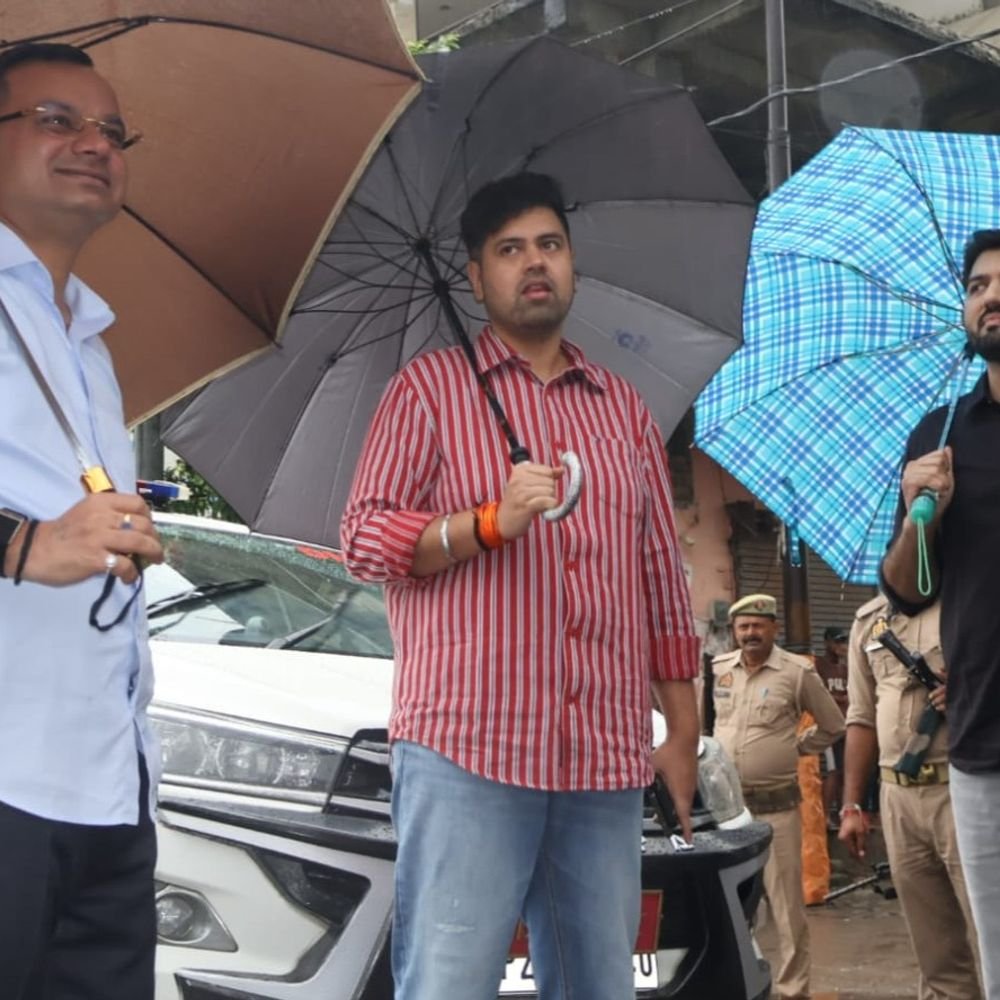 मुरादाबाद में जल निकासी देखने निकले DM-SSP और नगर आयुक्त:बारिश के बीच शहर की सड़कों पर छाता लगाकर घूमे आला अफसर